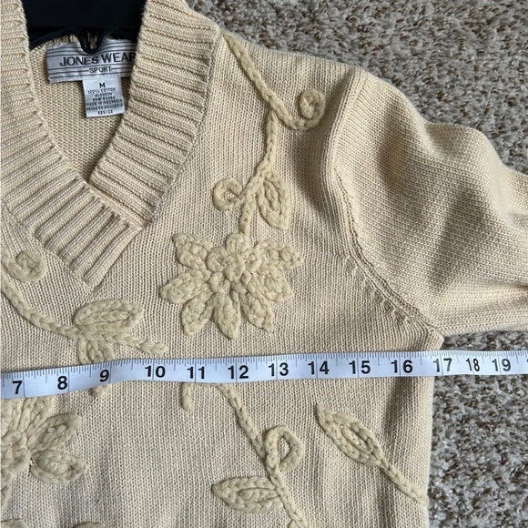 Jones Wear Sport Cream Yellow V-Neck Floral Embroidered Vintage Sweater Medium - Picture 6 of 6